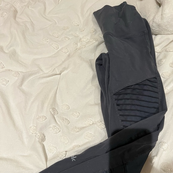 ALO YOGA MOTO LEGGINGS - Picture 5 of 8